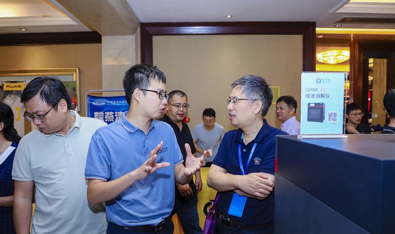 格丹納業(yè)務(wù)經(jīng)理與參會人員互相交流儀器經(jīng)驗