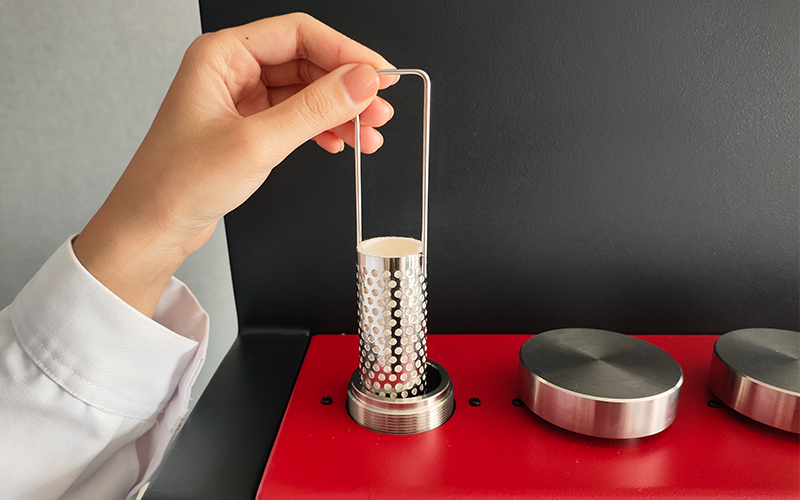 放入FT-640全自動(dòng)索氏提取儀的萃取室